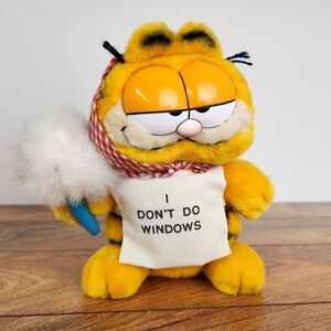 Garfield the Cat Kerchief and Feather Duster Plush 9" Dakin 1981 Dont do Windows